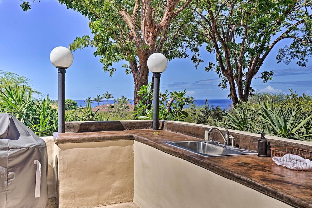 Kona Condo w/ View, Walk to Beach & Restaurants view 5