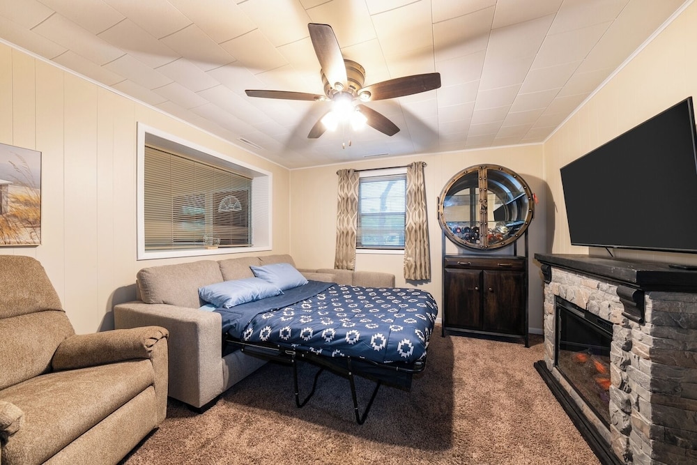 Spacious 3BR House With Firepit & Grill, Near Beach