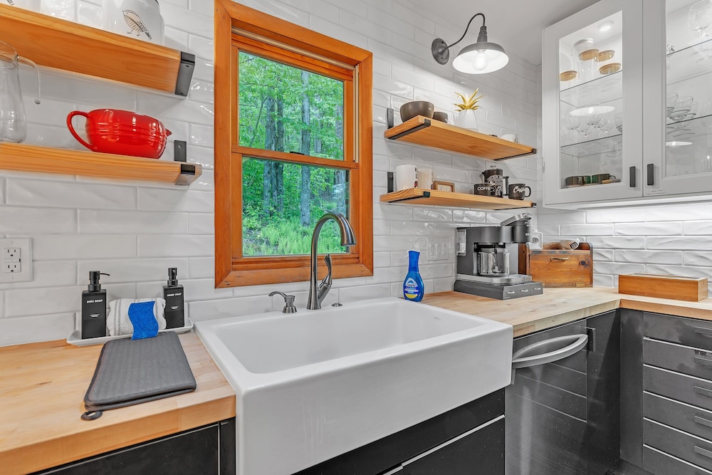 Modern Mountain Retreat Near Dolly Sods & Skiing 3 Bedroom Home