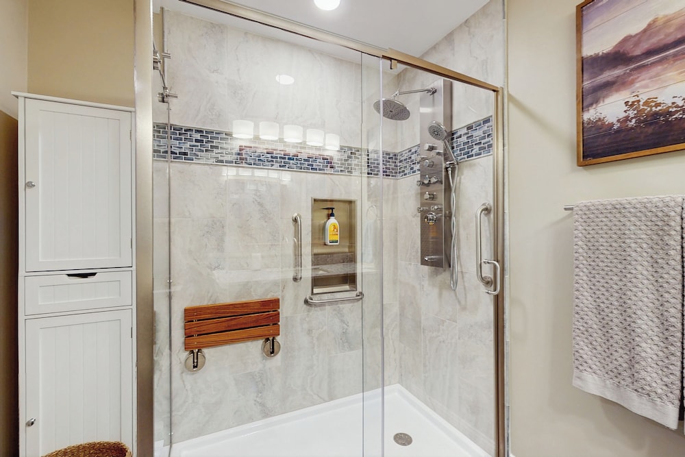 2 BR Lakefront House w/ Hot Tub in ADK Park