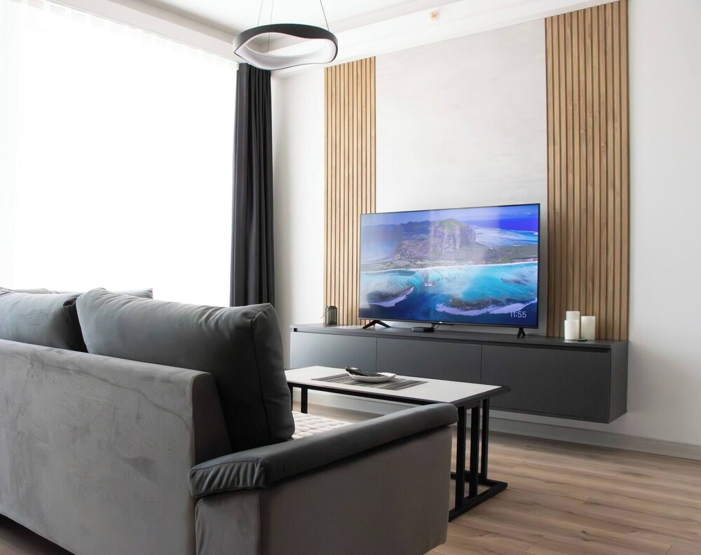Deluxe Two Bedroom Condo & Pool on 5th Floor