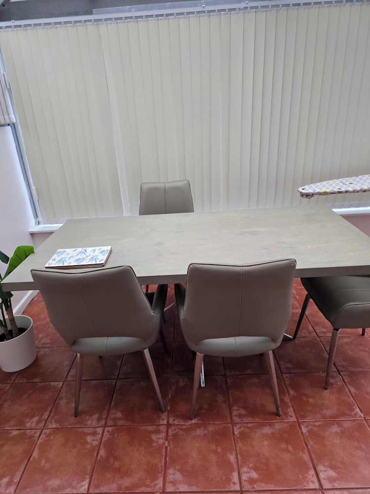 3 Bed House - Sleeps 5 - Pets - Garden - Parking