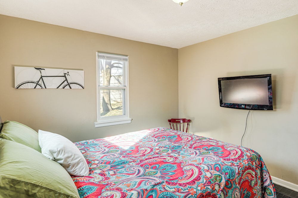 2 Mi to UD: Pet-friendly Home w/ Fenced Yard!