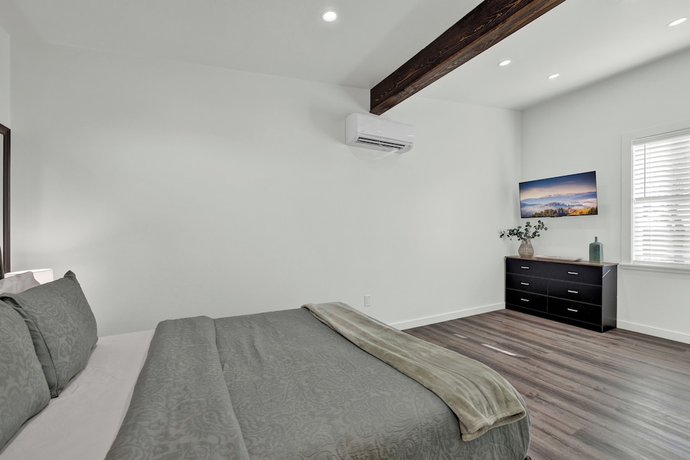 Evergreen Escape W/hot-tub 5 Min to Downtown!