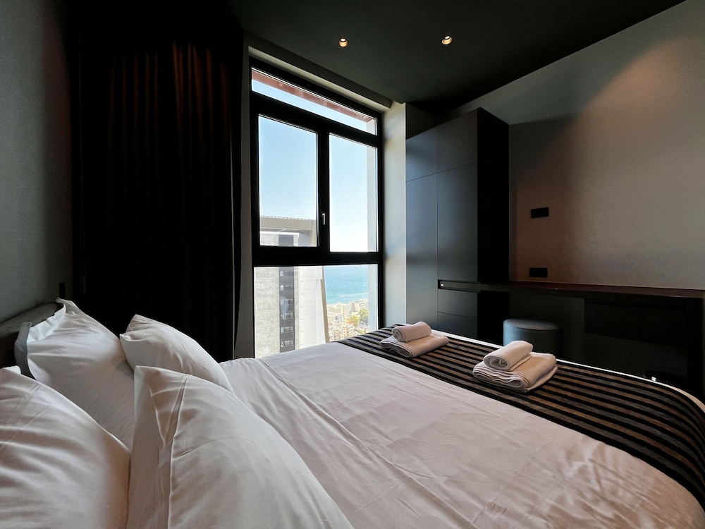 128 LIM - 2006 Stay Only Tower Suite