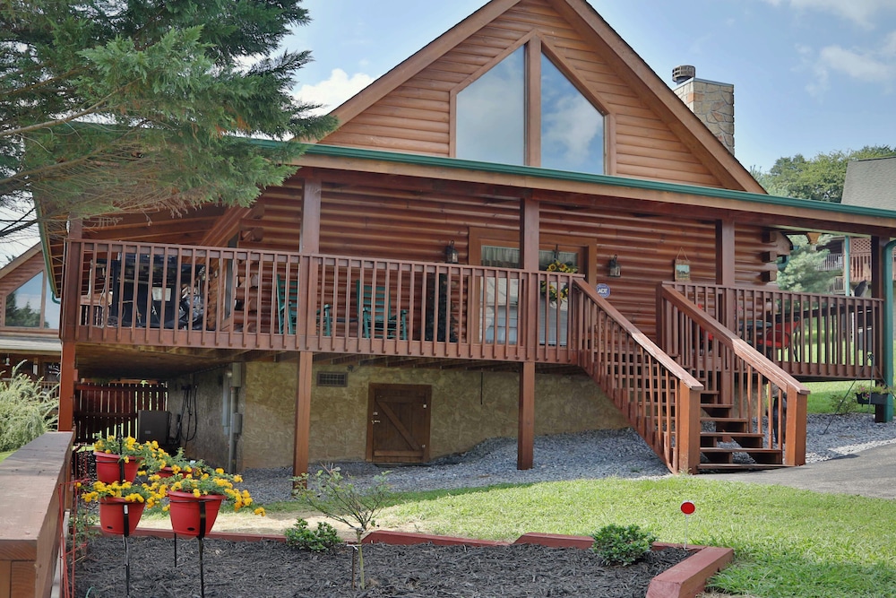 Bear Heaven - Two Bedroom Cabin view 2