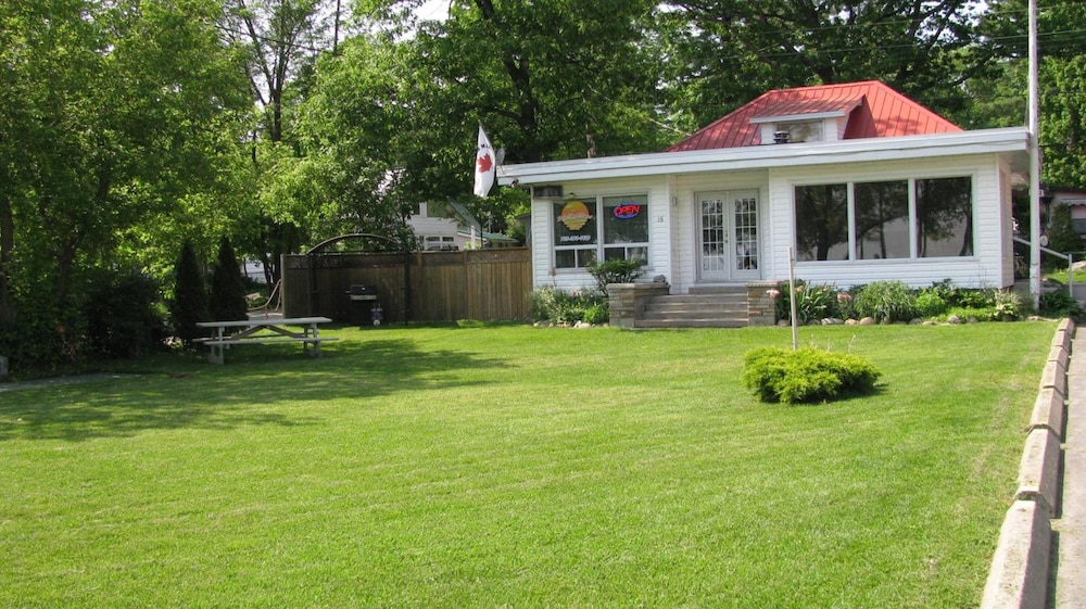 Balm Beach Resort & Motel