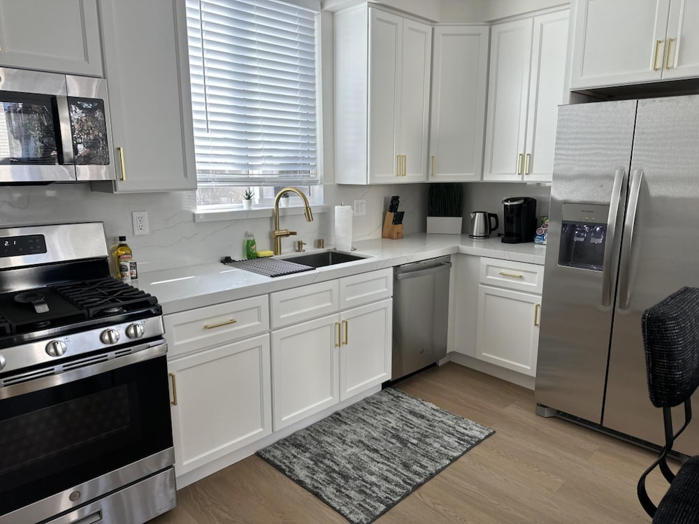 NEW 2BR House IN Glendale Built in 2024 With Garage Private Patio p77