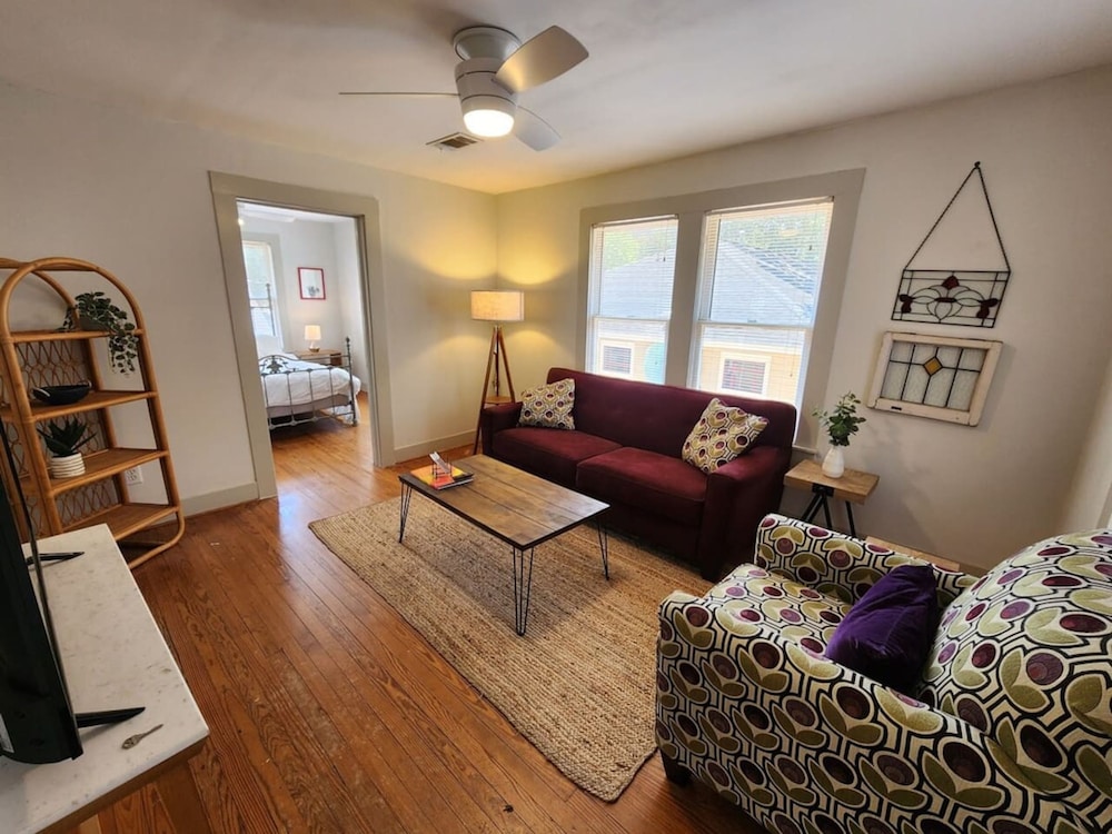Cute Quiet Garage Apt Home