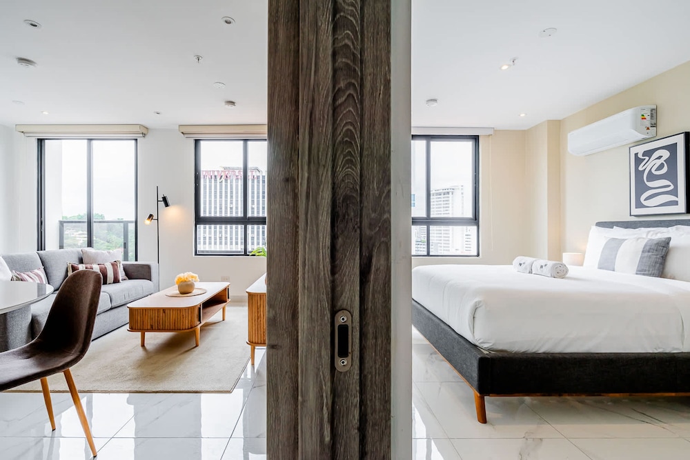 w Scenic 1BR w Panoramic City View in Calle 50