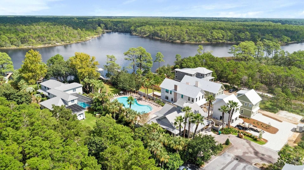 Beauty and the Beach by Avantstay Rooftop w/ Gulf Views, Pool Access