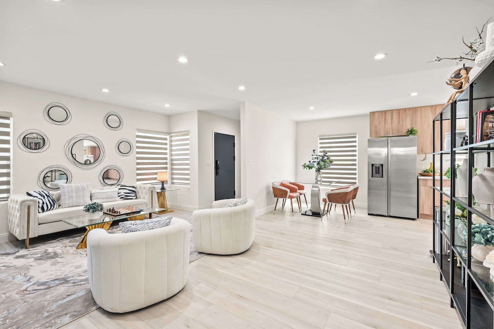 Stylish New Home Bright, Modern & Fully Stocked