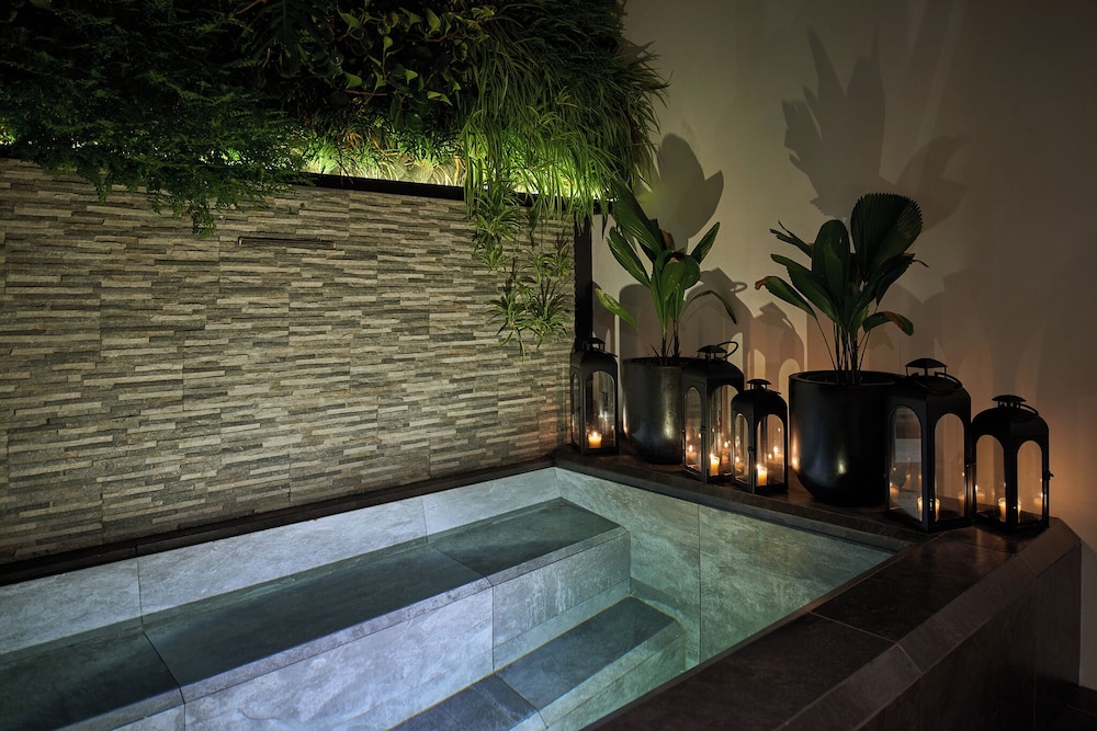 Singular Signature Residences