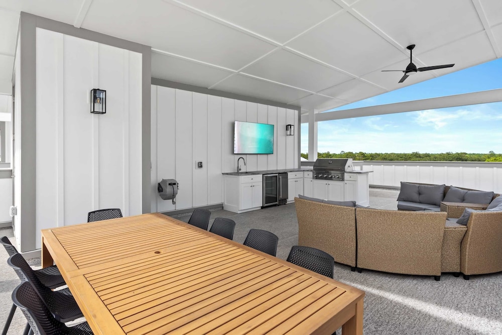 2 Homes in Inlet Beach by Avantstay Sleeps 24, Walk to Beach, Free Golf Cart, Rooftop Decks, Pool Access