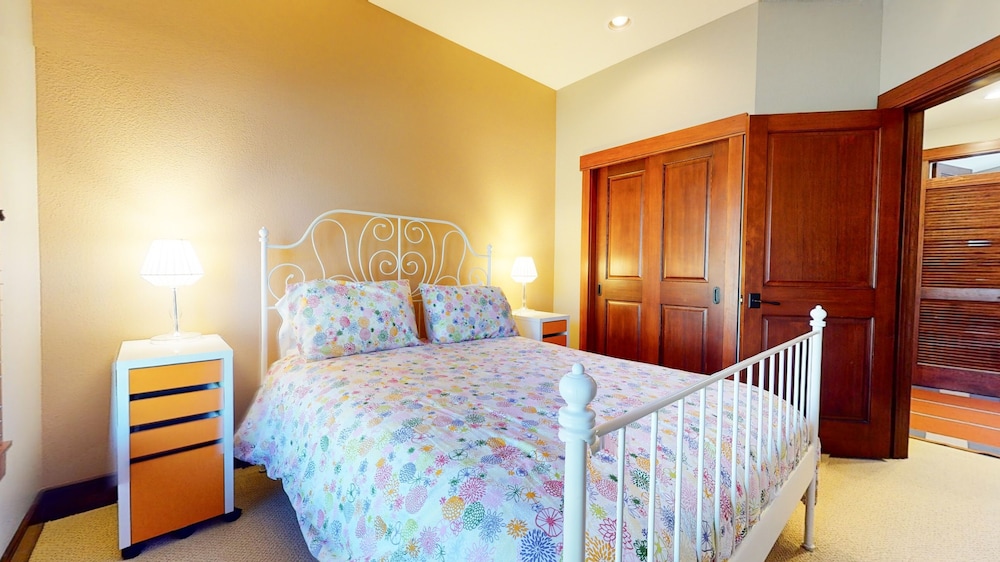 Juniper Crest #2 3 Bedroom Townhouse by RedAwning view 2
