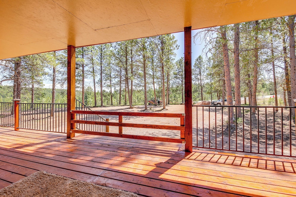 Black Hills Vacation Lodge: Deck & Fire Pit!