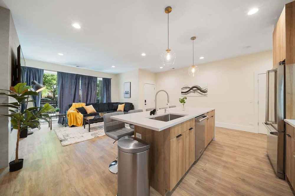 New Two Bed Condo by United Center With Balcony