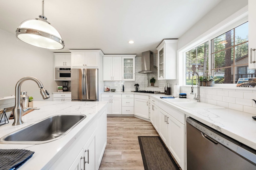 Geraldine Drive by Avantstay Hot Tub, Views, Walk to Trails + Game Room