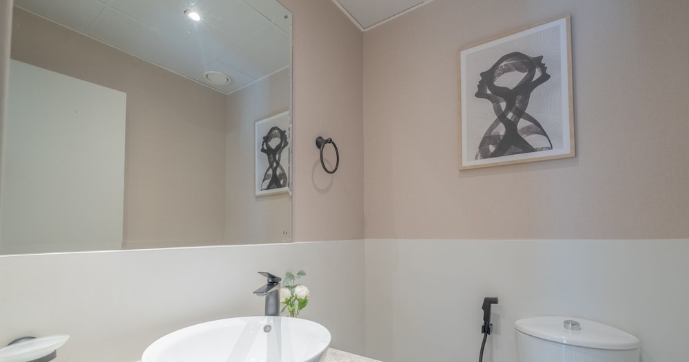 LUX The Luxurious Central JBR Suite 2
