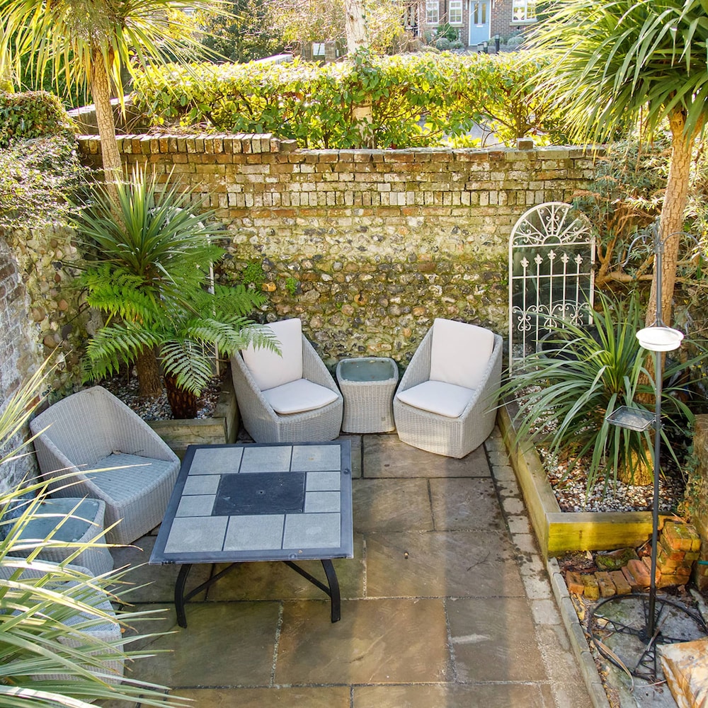 Terraced Townhouse Close to City Centre view 3