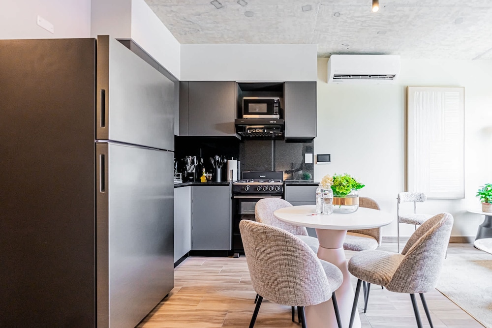w Splendid 1BR in the Heart of Centriqo
