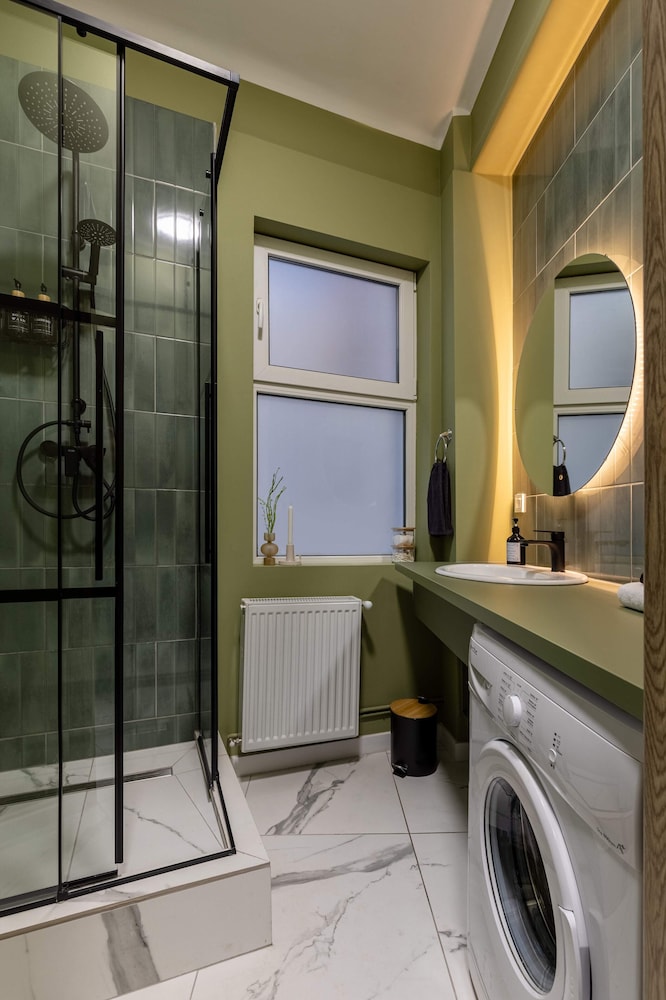 Delightful University Square 1BR, Balcony Church Views