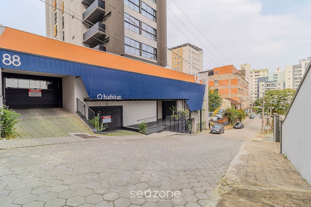 RUP Studios Equipados em Prédio Piscina