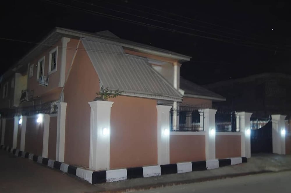 6 Bedroom Serviced Apartments In House in Benin