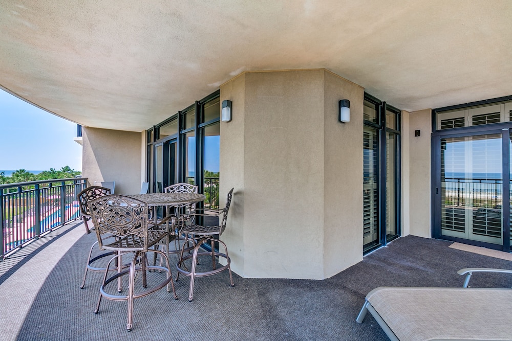 South Wind 301 4 Br condo by RedAwning