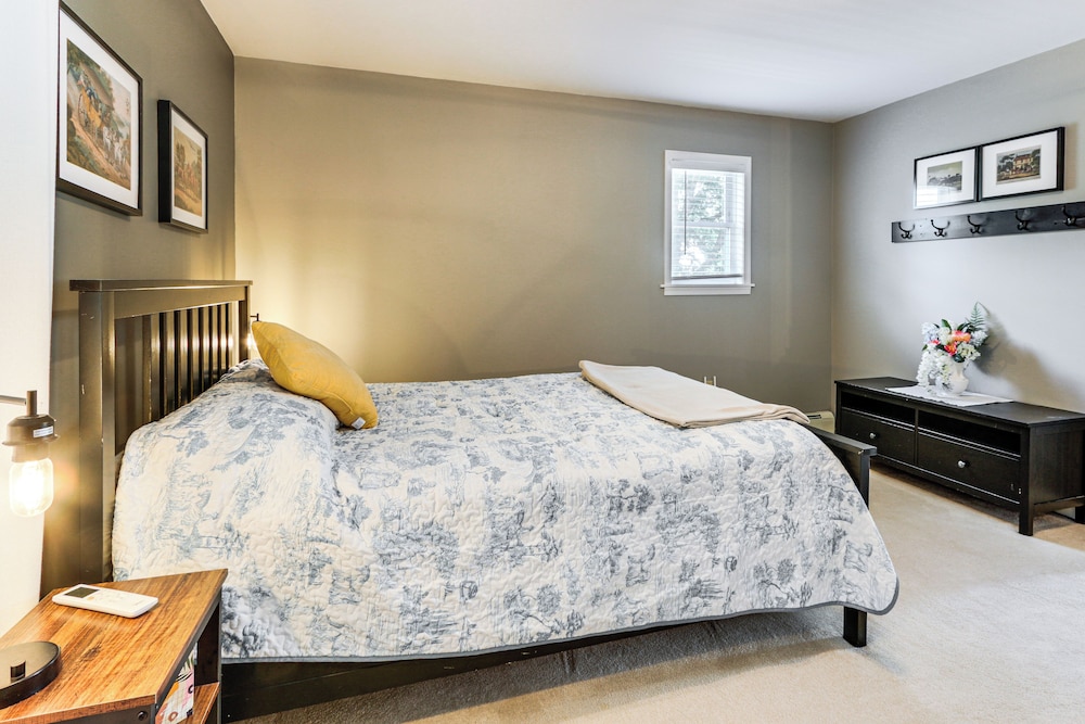 Walk to Town: Charming Unit w/ Balcony in Bedford!
