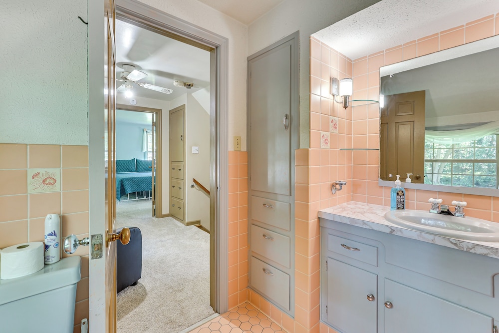 1 Mi to Dtwn Salem: Apt w/ Garage Access!