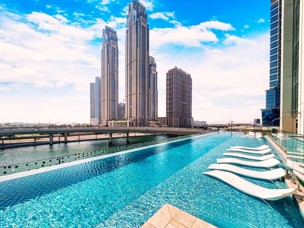 Vibrant 2BR Miami Vibes at Business Bay