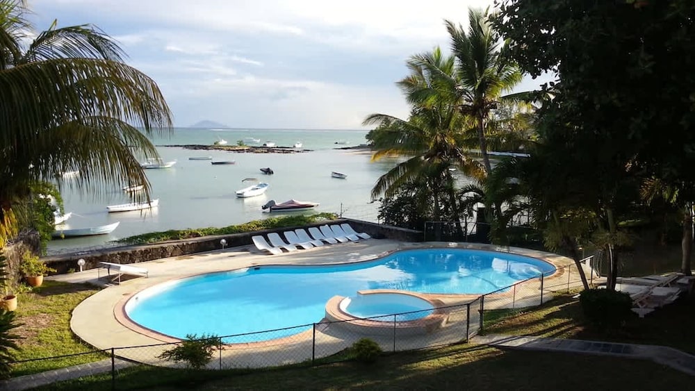 Residence With 6 Seafront Bungalows and Swimming