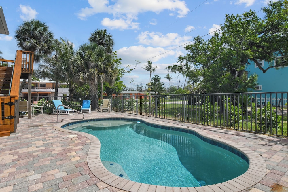 1 Mi to Fort Myers Beach Access! Chic Coastal Home