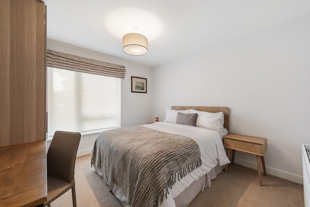 Modern 3Br Flat Quick Links To Ldn & Heathrow