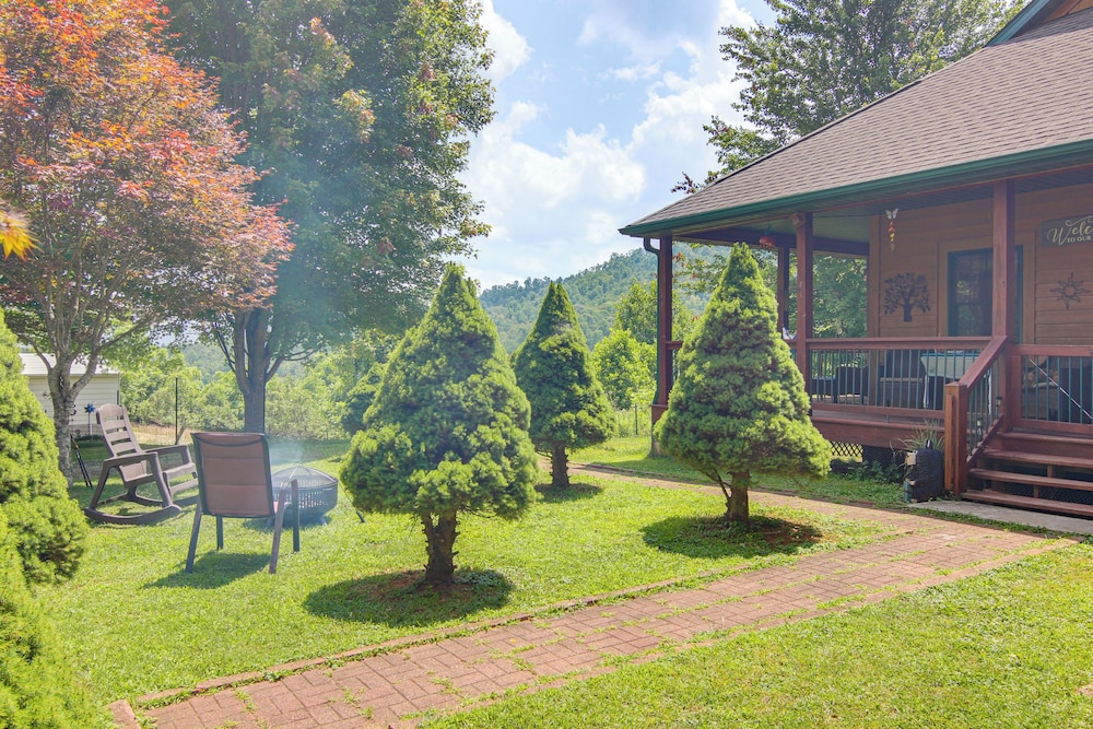 Wraparound Porch w/ Views: Blue Ridge Mtn Gem!