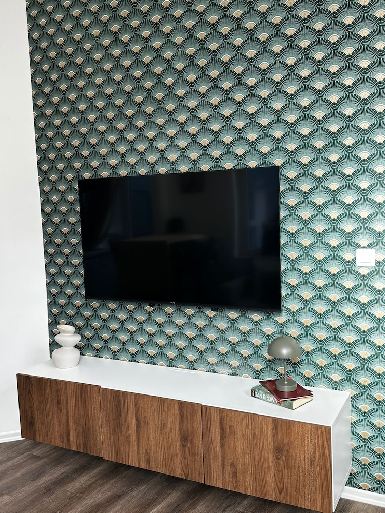 Stylish 1BR plus LR Apt Ghent Castle