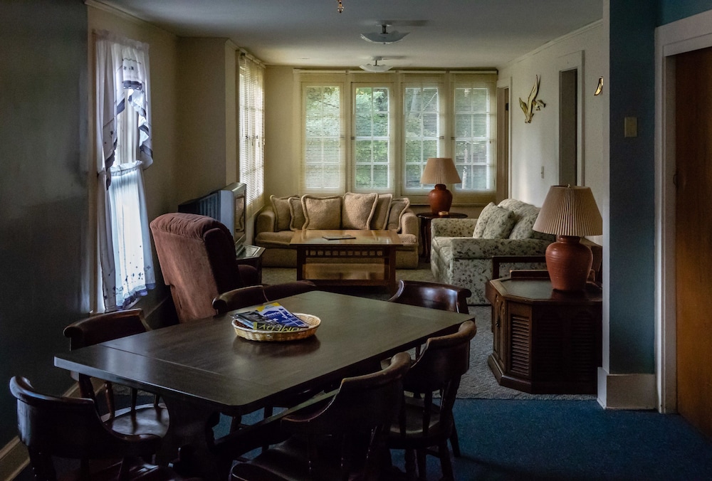 Maple Springs Lake Side Inn
