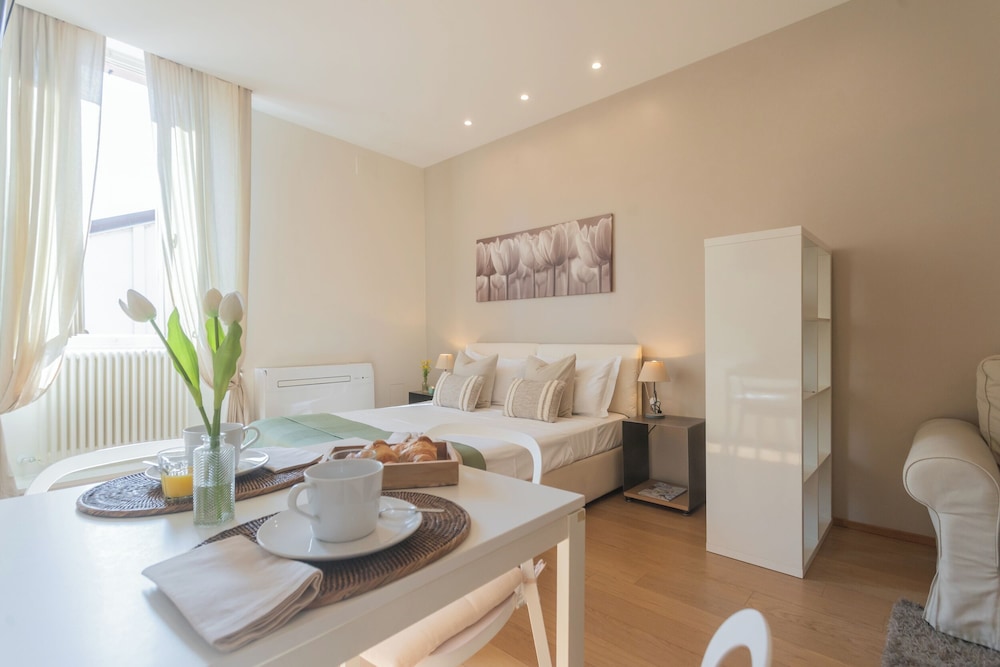 MT Studio by Rent All Como by Rent all Como