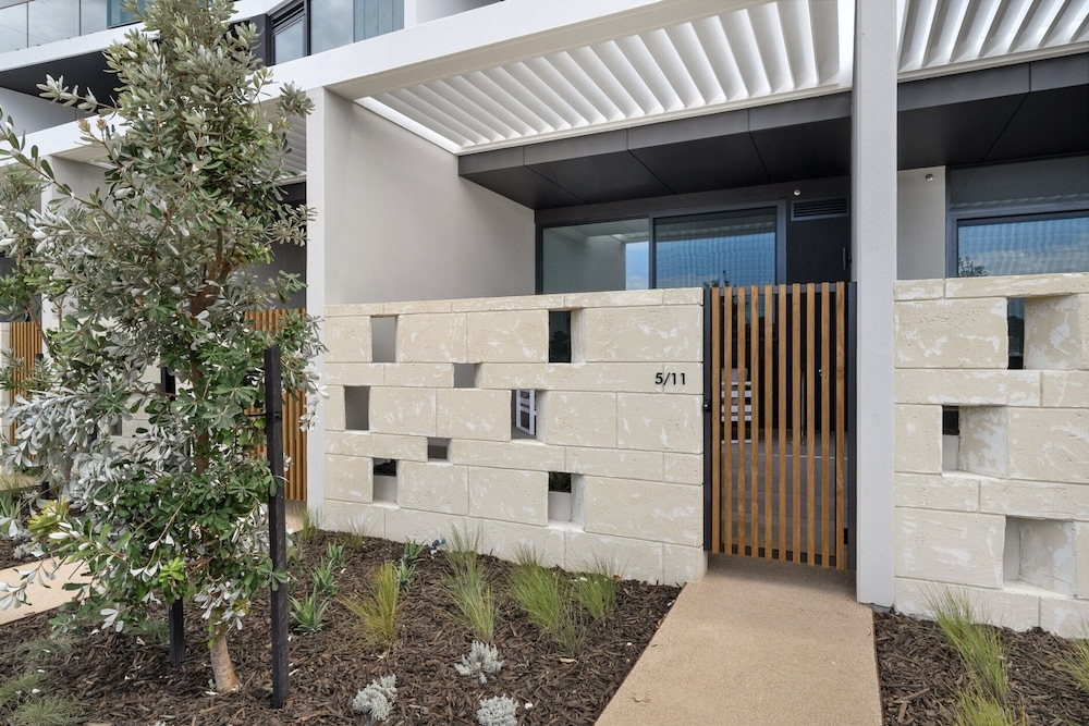 Chic Ground-floor Studio Near Local Cafes