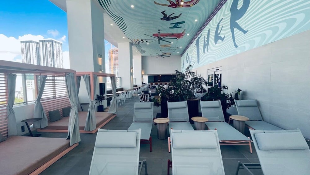 Relax Above Miami Skyline Views Gym Pool
