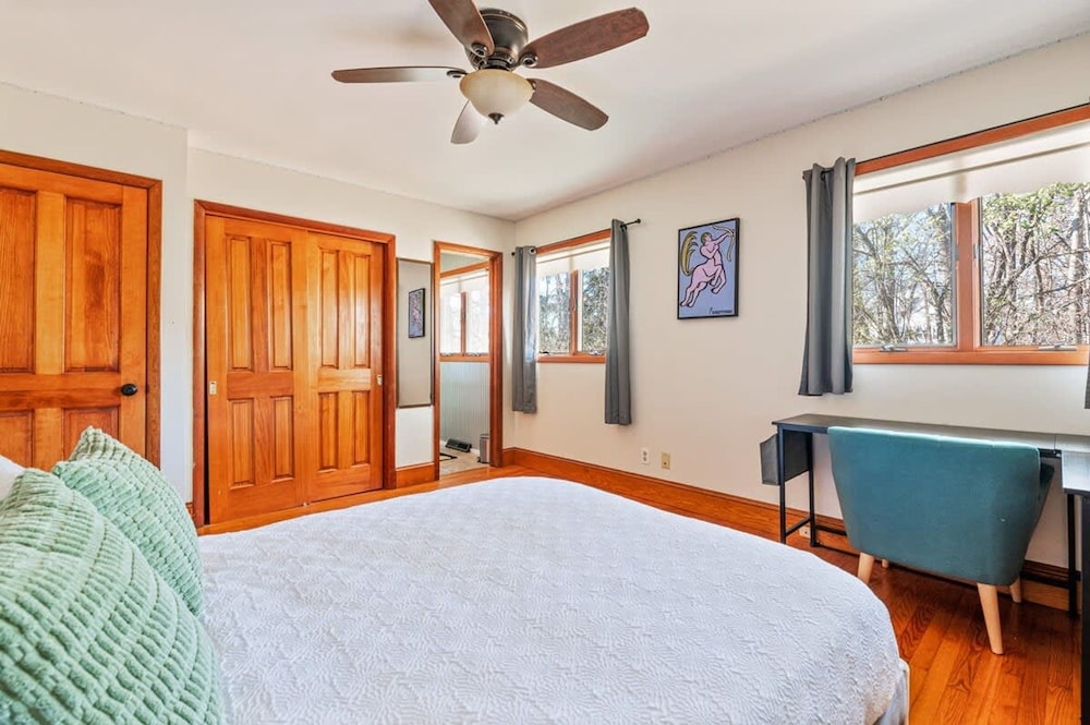 HV Spacious Retreat Sleeps 13 w Hot Tub
