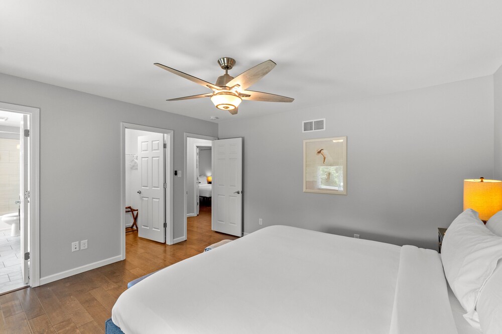 Modern Home W/garage Near SLU JZ Vacation Rentals