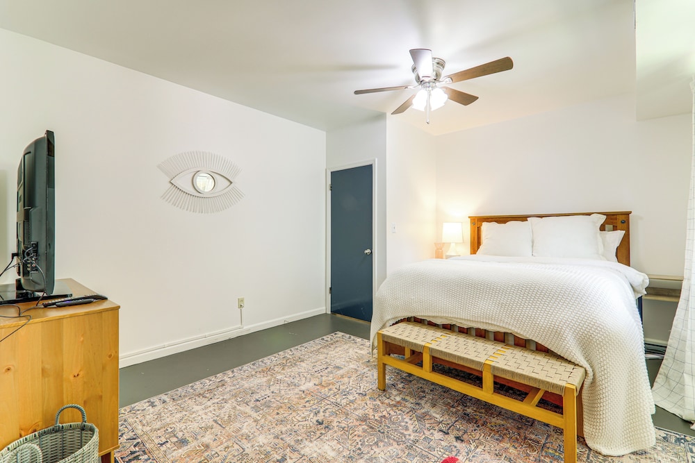 4 Mi to Uga: Bright & Airy Athens Apartment!