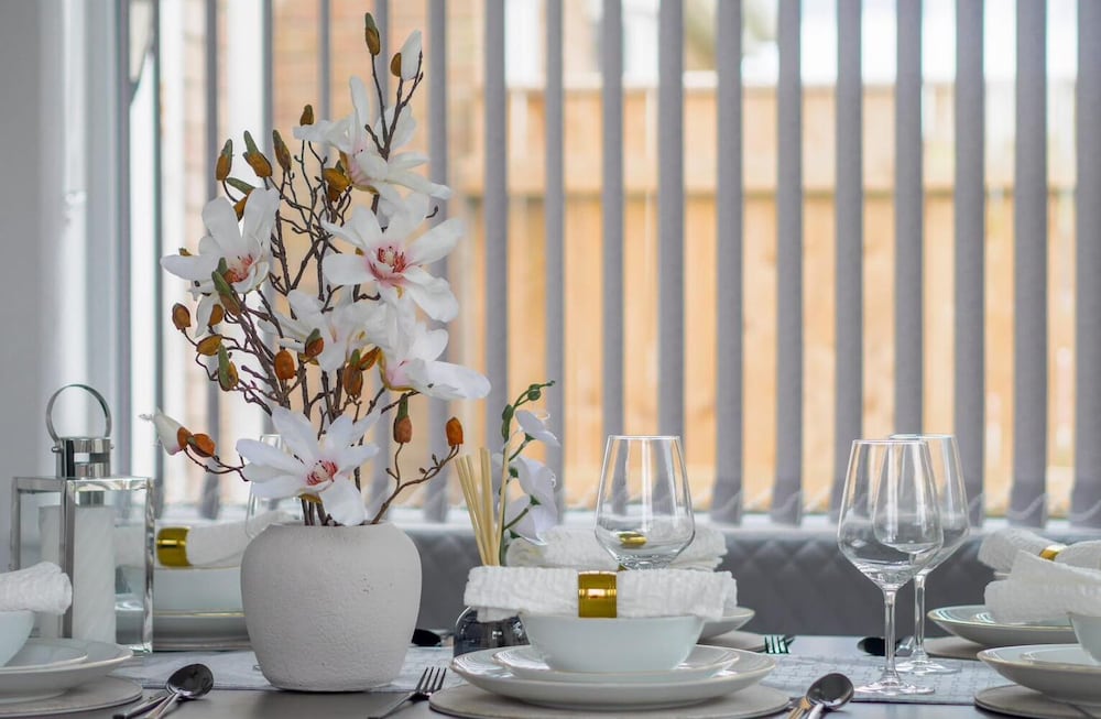 Stylish 4 Bed Apartment- Private Garden & Sleeps 8