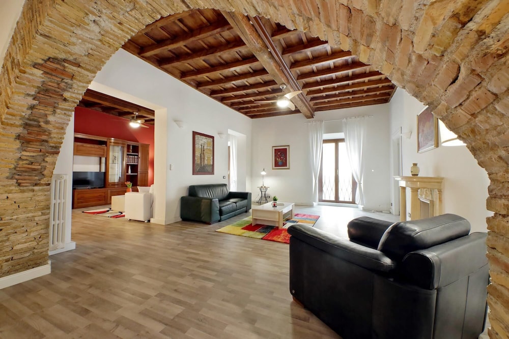 Luxury Navona Apartment
