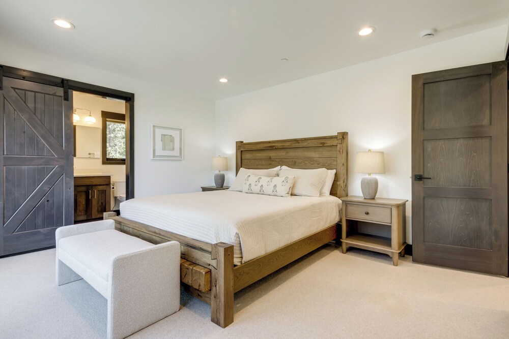 2 Mi to Big Sky Resort: Luxe Mtn-view Retreat!