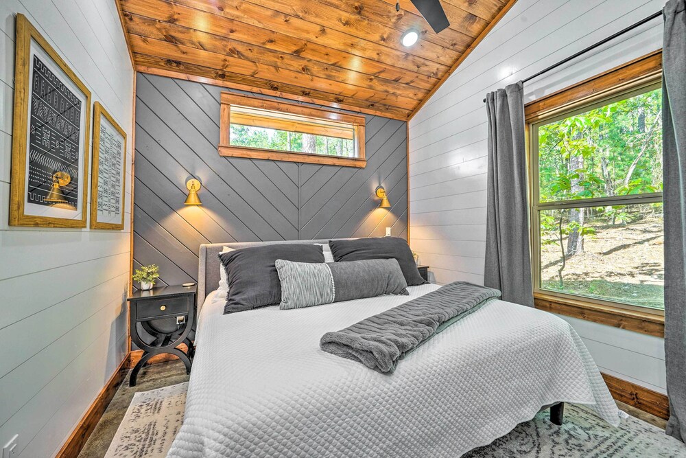 Chic Broken Bow Cabin With Hot Tub & Gas Grill! view 4