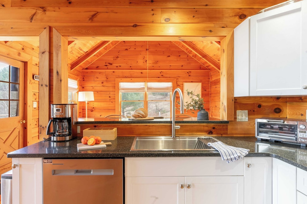 Secluded w/ Deck Views, Hot Tub, & Ping Pong Hudson in the Berks by Avantstay