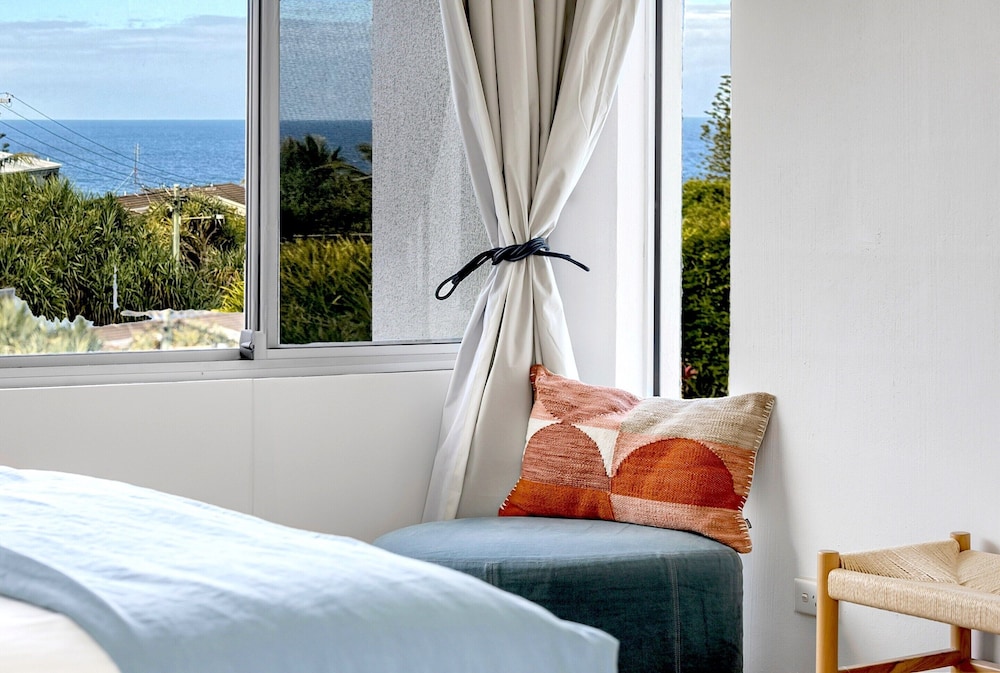 2-bed Coastal Haven With Pool by Sunshine Beach